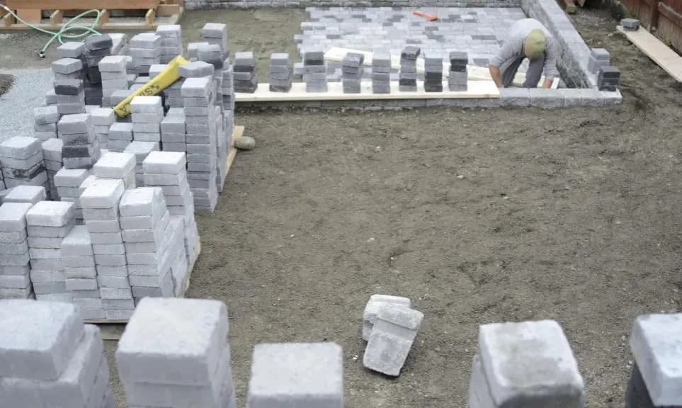 Ile kosztuje wybrukowanie podjazdu? Poznaj ukryte wydatki i oszczędności