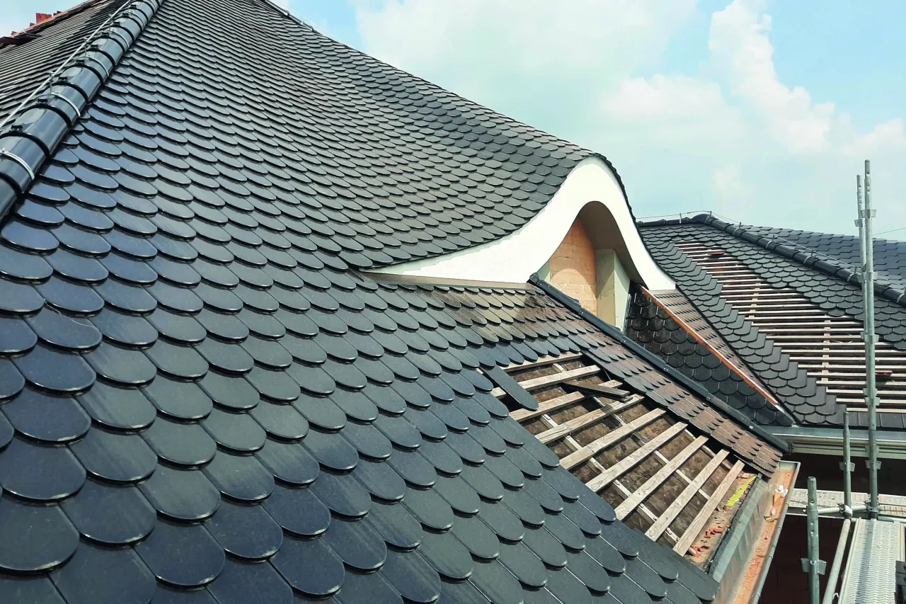 Ile bierze dekarz? Poznaj stawki i ukryte koszty usług dekarskich