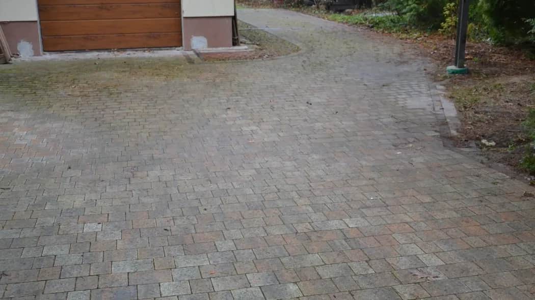 Jak ułożyć kostkę brukową na podjeździe bez błędów i kosztów