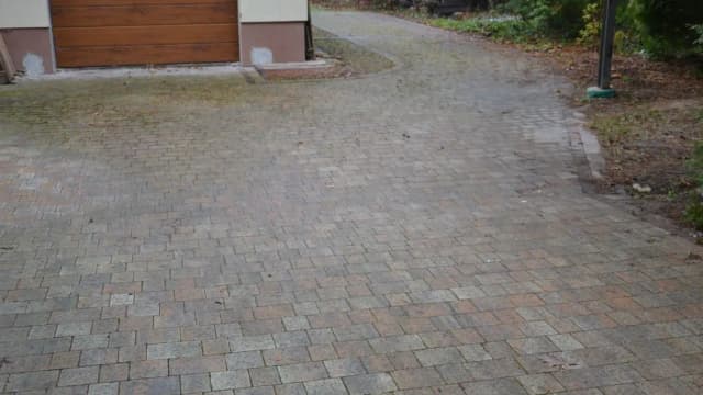 Jak ułożyć kostkę brukową na podjeździe bez błędów i kosztów