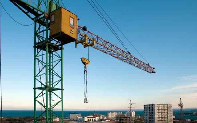 Ile kosztuje dźwig budowlany? Zaskakujące ceny i opcje wynajmu