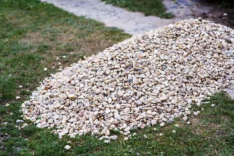 Jakie kruszywo stosujemy do betonów lekkich? Odkryj najlepsze opcje