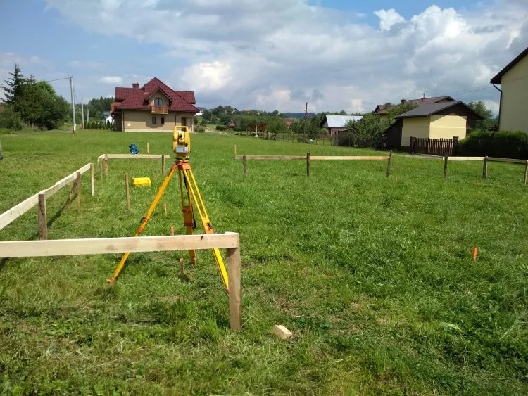Co potrzebne geodecie do wytyczenia domu - uniknij kosztownych błędów