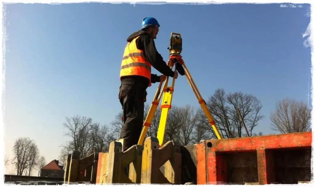 Co robi geodeta na budowie? Kluczowe zadania i ich znaczenie