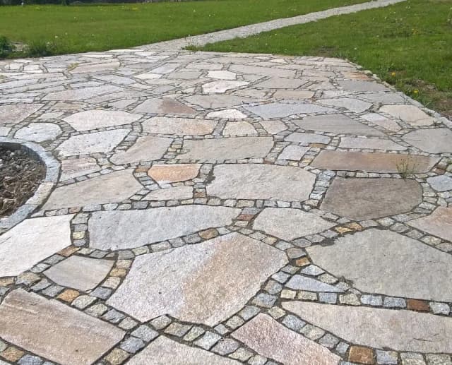 Ile kamienia na podjazd - oblicz potrzebną ilość i uniknij strat