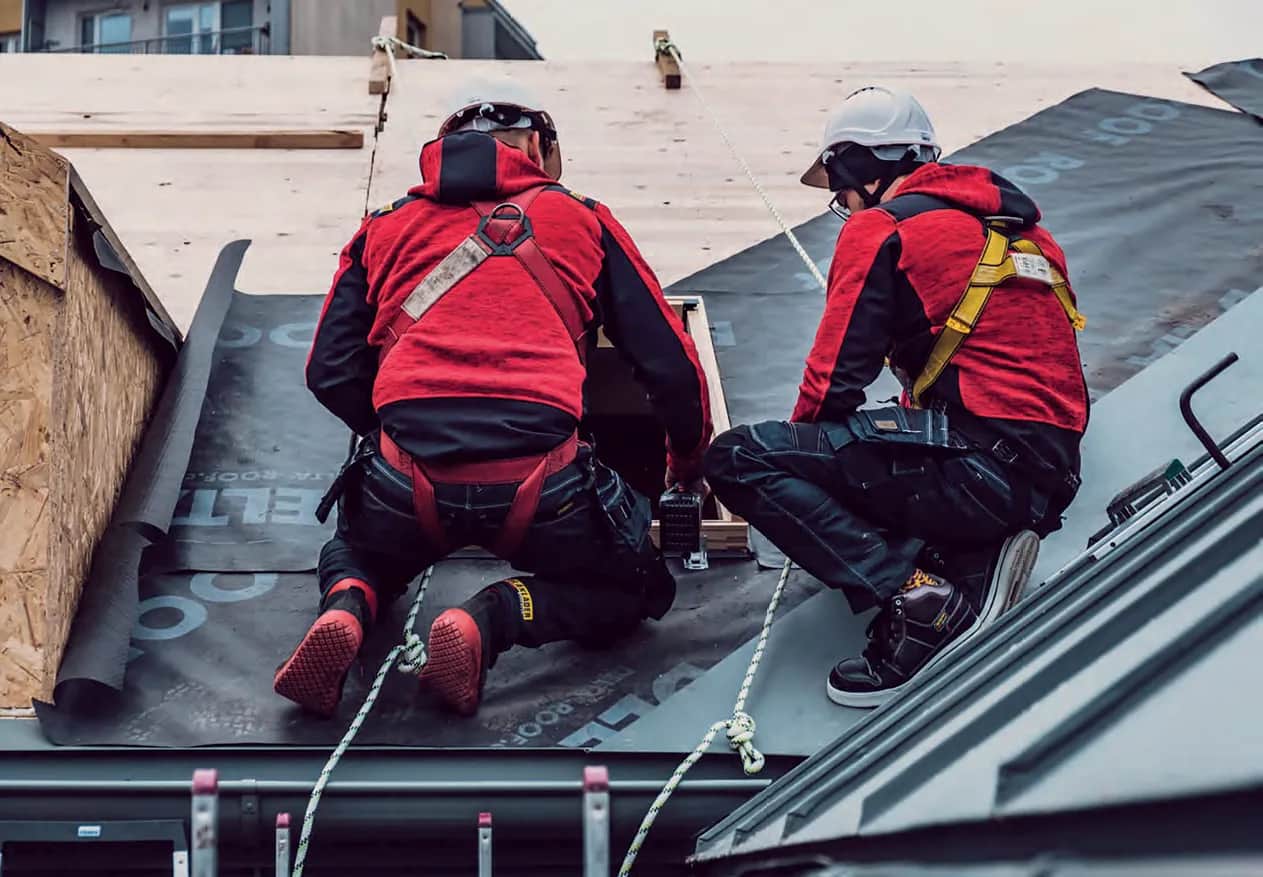 Kim zajmuje się dekarz i jakie umiejętności są mu potrzebne