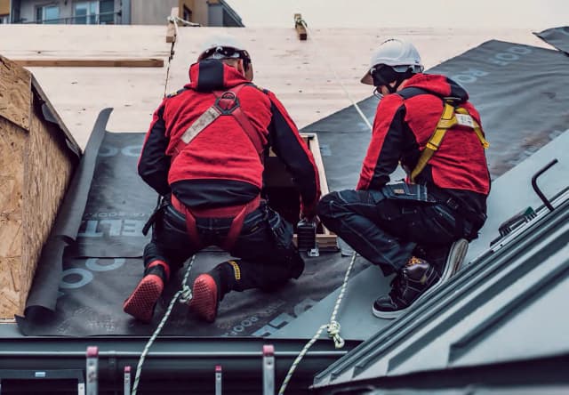 Kim zajmuje się dekarz i jakie umiejętności są mu potrzebne