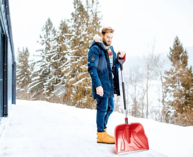 Jak odśnieżyć podjazd skutecznie i bez zbędnego wysiłku?