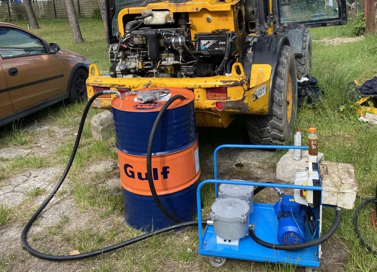 Jak sprawdzić poziom oleju hydraulicznego w koparce, aby uniknąć uszkodzeń