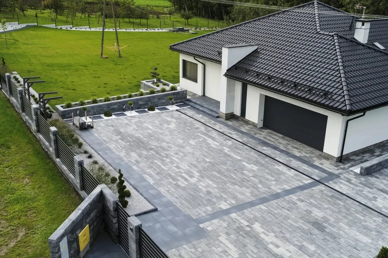 Jak utwardzić podjazd do domu - uniknij kosztownych błędów i wybierz najlepsze materiały