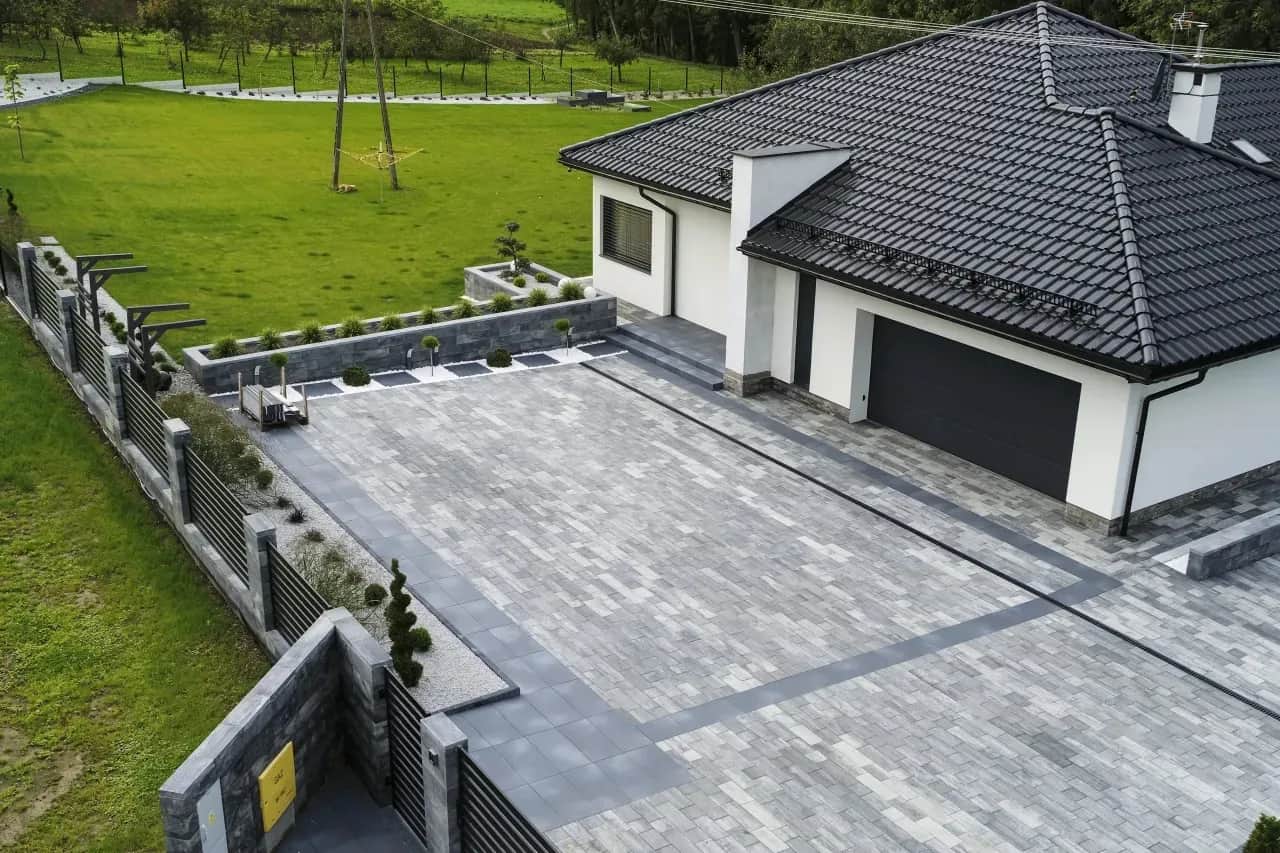 Jak utwardzić podjazd do domu - uniknij kosztownych błędów i wybierz najlepsze materiały