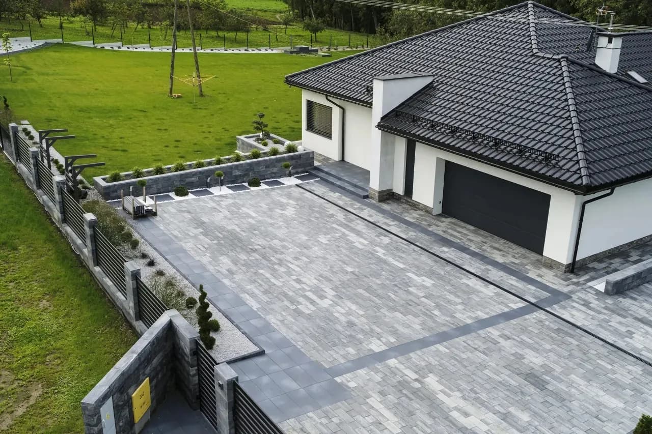 Jak utwardzić podjazd do domu - uniknij kosztownych błędów i wybierz najlepsze materiały