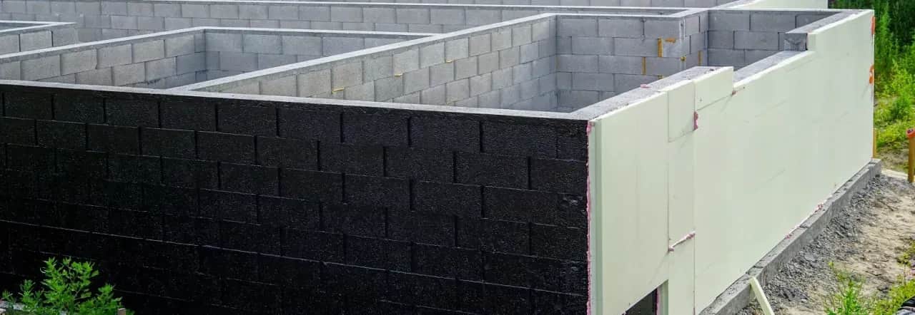 Czym wykończyć fundament domu, aby uniknąć kosztownych napraw?