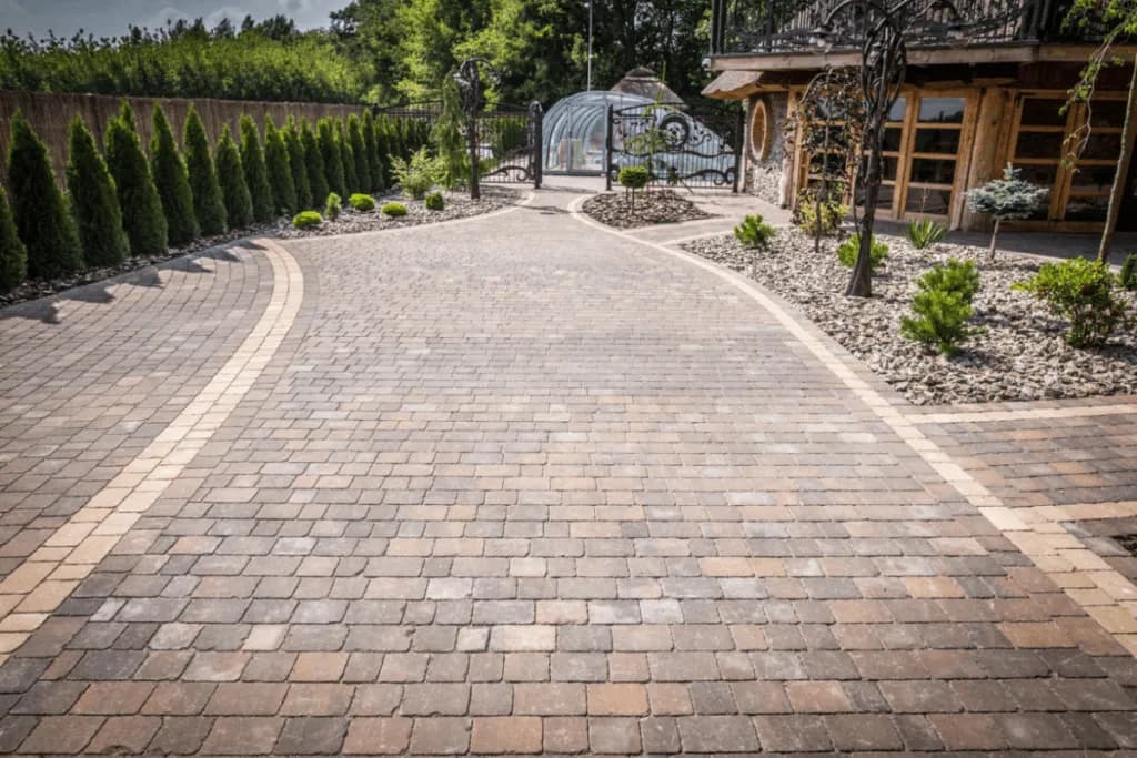 Ile kosztuje podjazd z kostki brukowej? Sprawdź, co wpływa na ceny