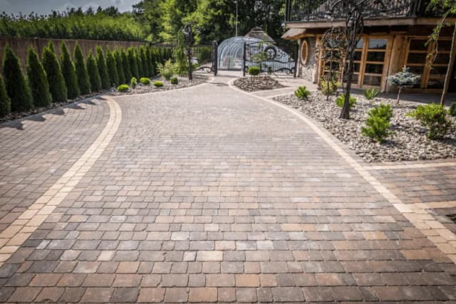 Ile kosztuje podjazd z kostki brukowej? Sprawdź, co wpływa na ceny