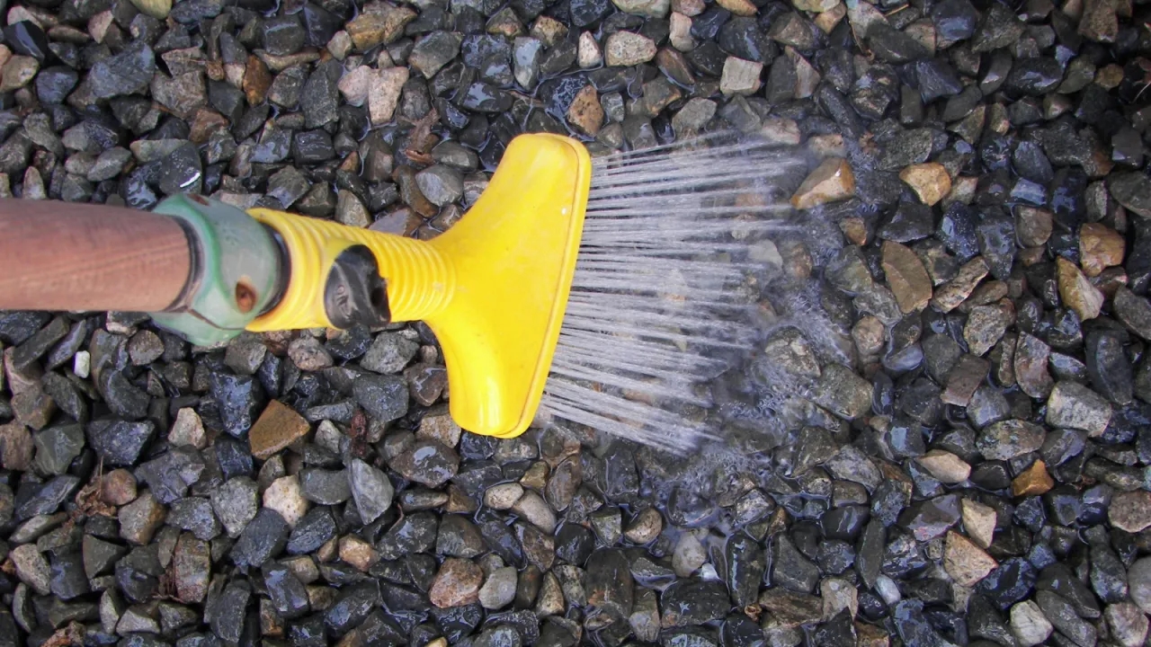 Jak czyścić żwir w ogrodzie, aby uniknąć nieestetycznego bałaganu