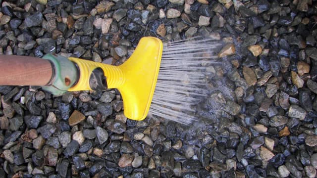 Jak czyścić żwir w ogrodzie, aby uniknąć nieestetycznego bałaganu