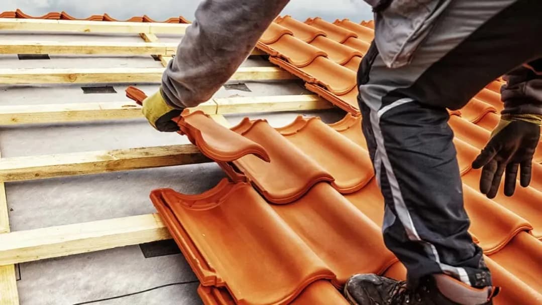 Koszt dekarza za metr - ile naprawdę zapłacisz za dach?