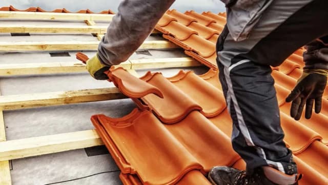 Koszt dekarza za metr - ile naprawdę zapłacisz za dach?