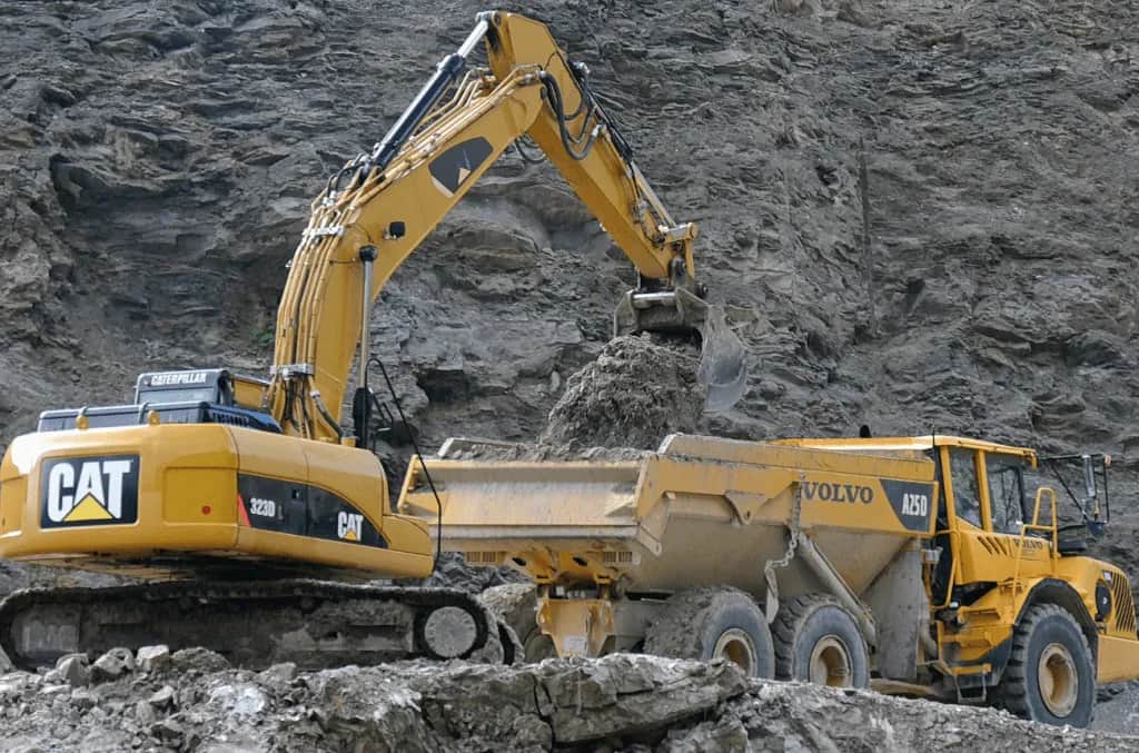 Ile zarabia operator koparki? Fakty o wynagrodzeniach w Polsce
