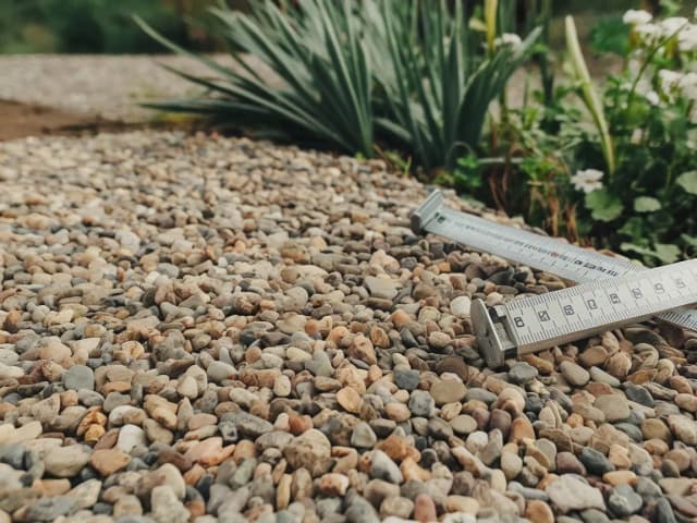 Jak przygotować idealne podłoże pod żwir w ogrodzie, by uniknąć problemów