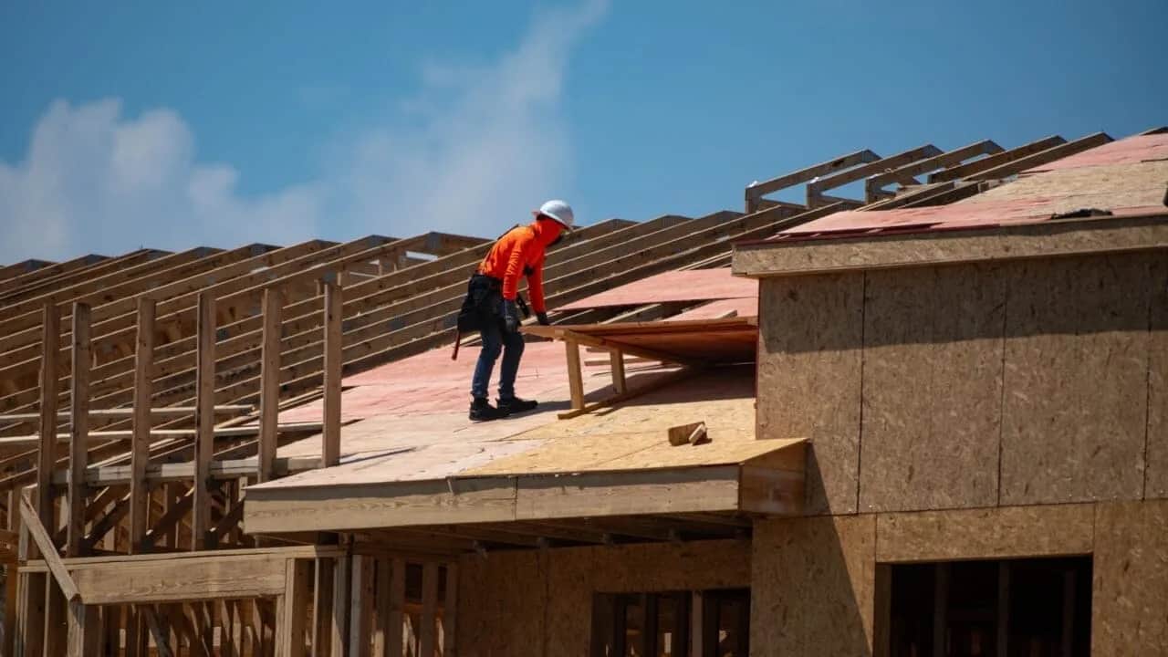 Ile zarabia dekarz za granicą? Zaskakujące różnice w wynagrodzeniach