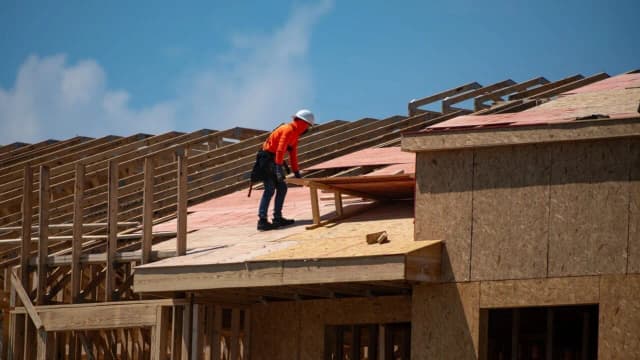 Ile zarabia dekarz za granicą? Zaskakujące różnice w wynagrodzeniach