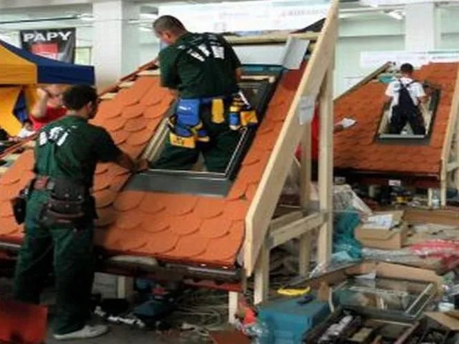 Pomocnik dekarza co robi? Odkryj jego kluczowe obowiązki i umiejętności