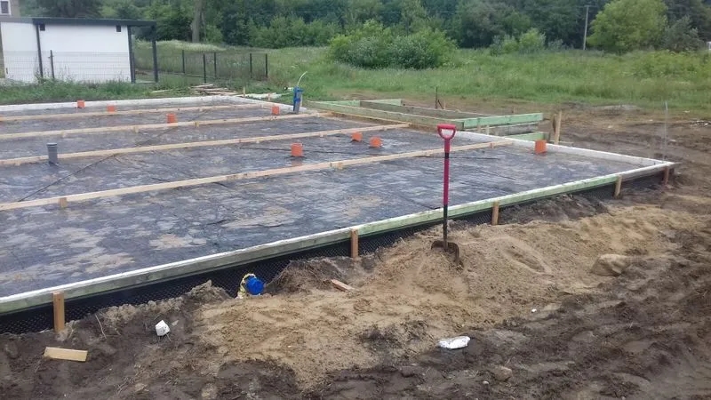 Jaki fundament pod dom szkieletowy? Wybierz mądrze i uniknij kosztów