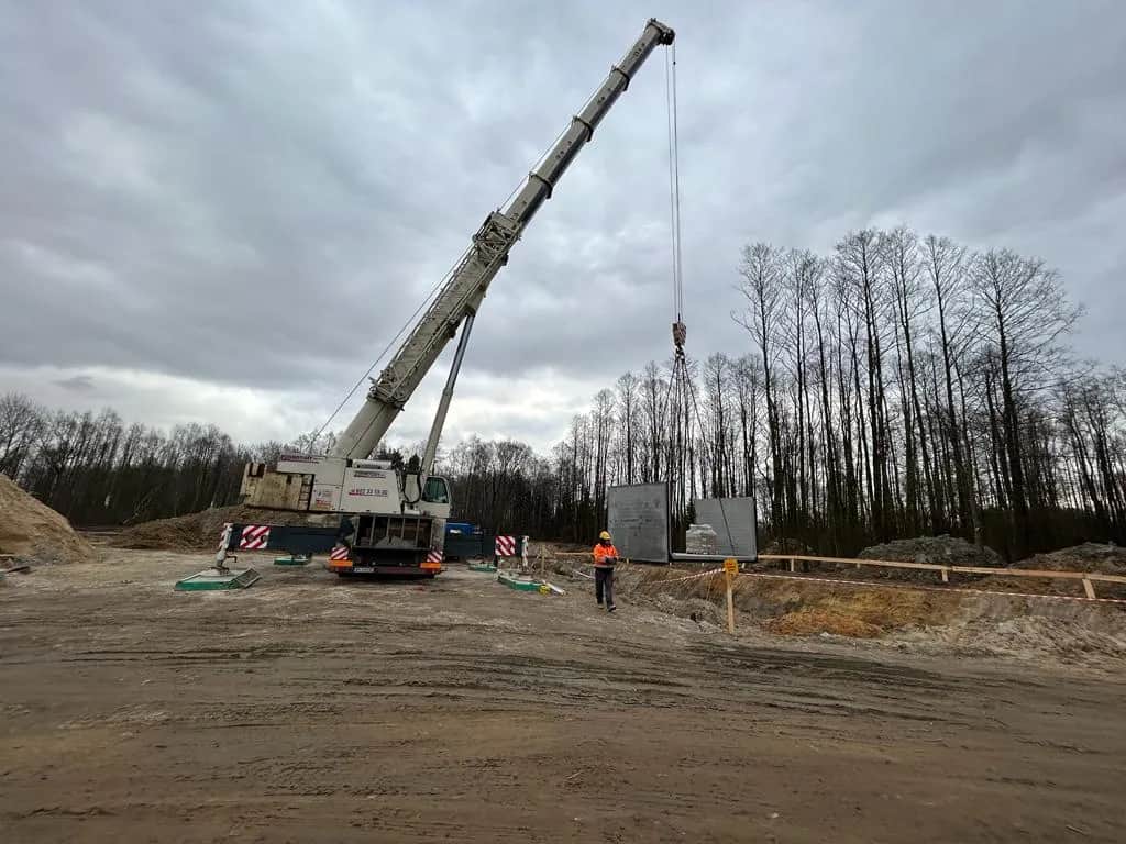 Jak się stawia dźwig: kluczowe kroki i najczęstsze błędy do uniknięcia
