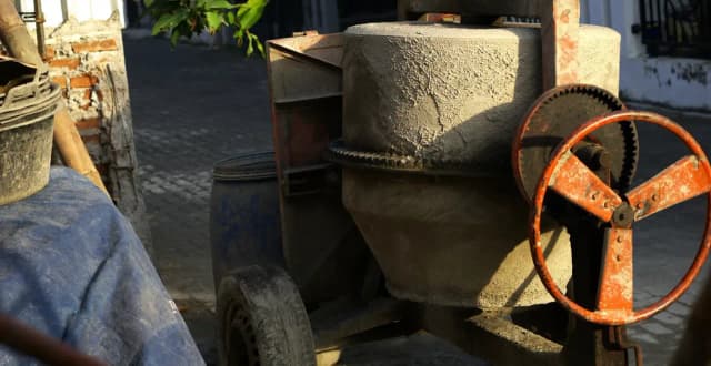 Jaką betoniarkę wybrać na 25 kg cementu, aby uniknąć problemów?