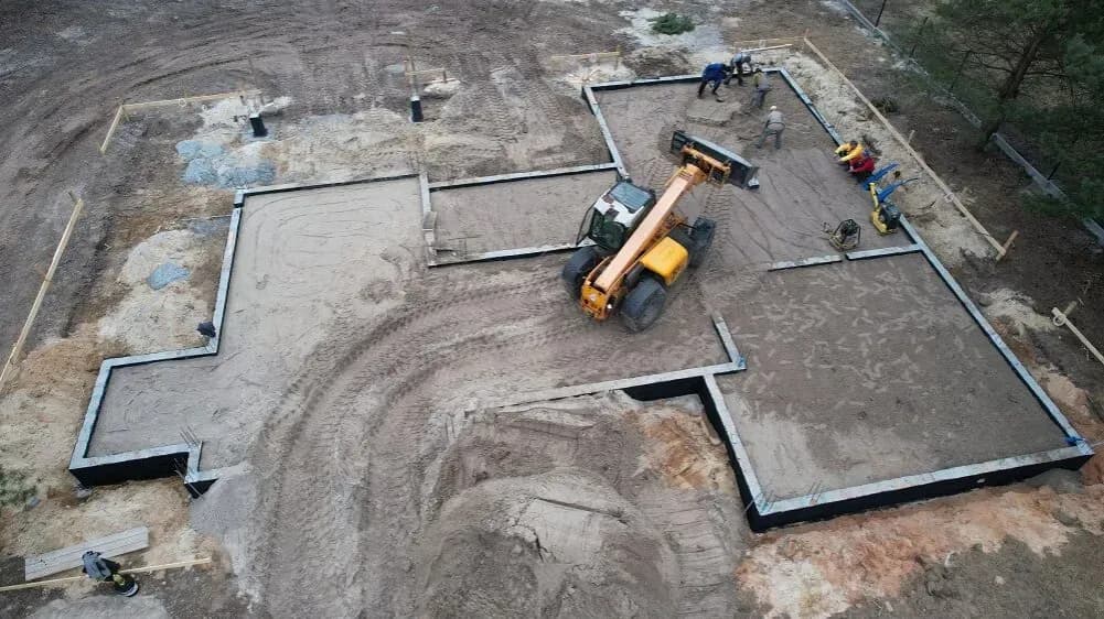 Jak osuszyć fundamenty skutecznie i uniknąć kosztownych napraw