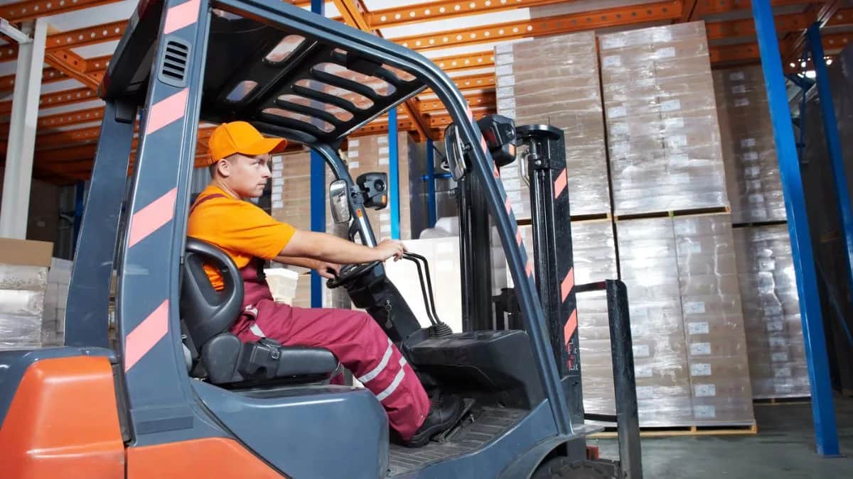 Ile zarabia operator koparki w Niemczech? Zaskakujące różnice w pensjach