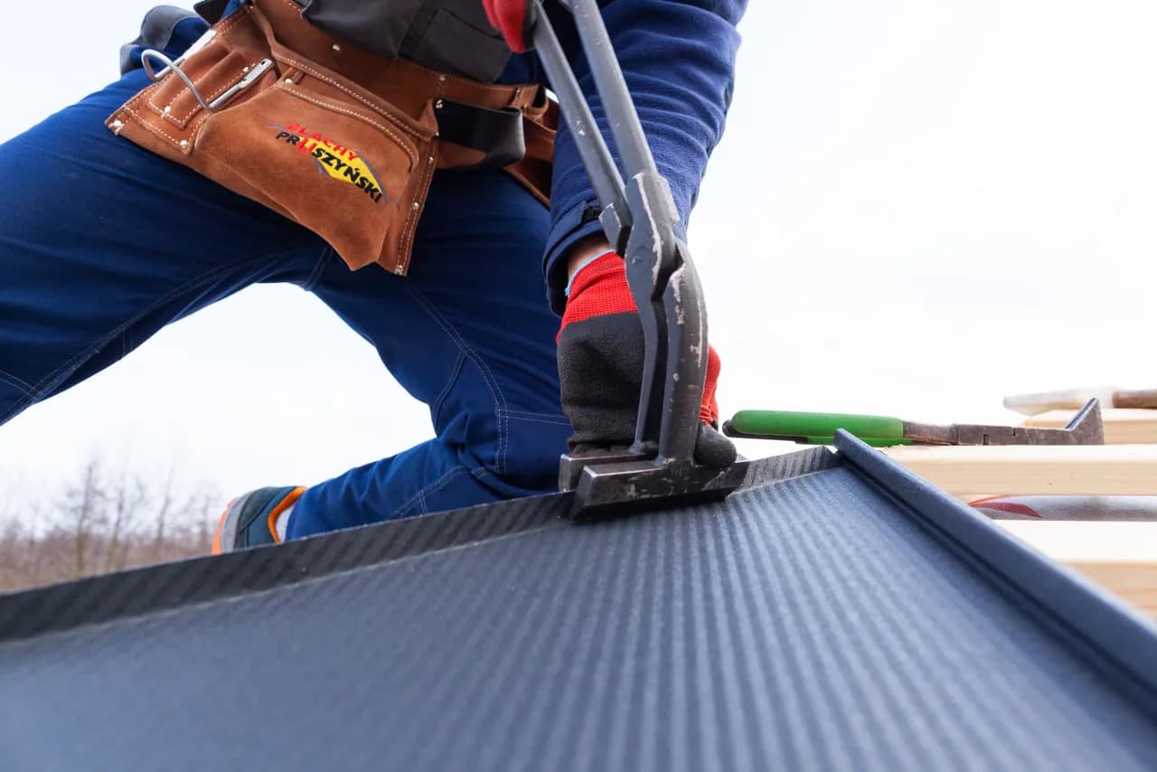 Ile bierze dekarz za m2? Sprawdź ceny i ważne czynniki wpływające na koszty