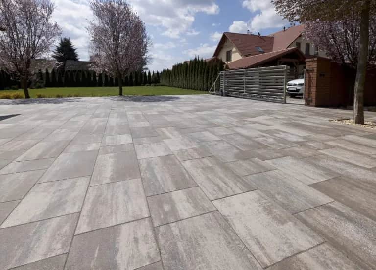 Jaki szeroki podjazd z kostki? Odkryj optymalne wymiary dla auta