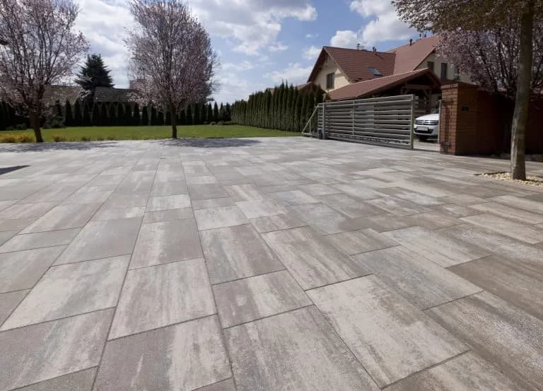 Jaki szeroki podjazd z kostki? Odkryj optymalne wymiary dla auta