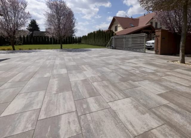 Jaki szeroki podjazd z kostki? Odkryj optymalne wymiary dla auta