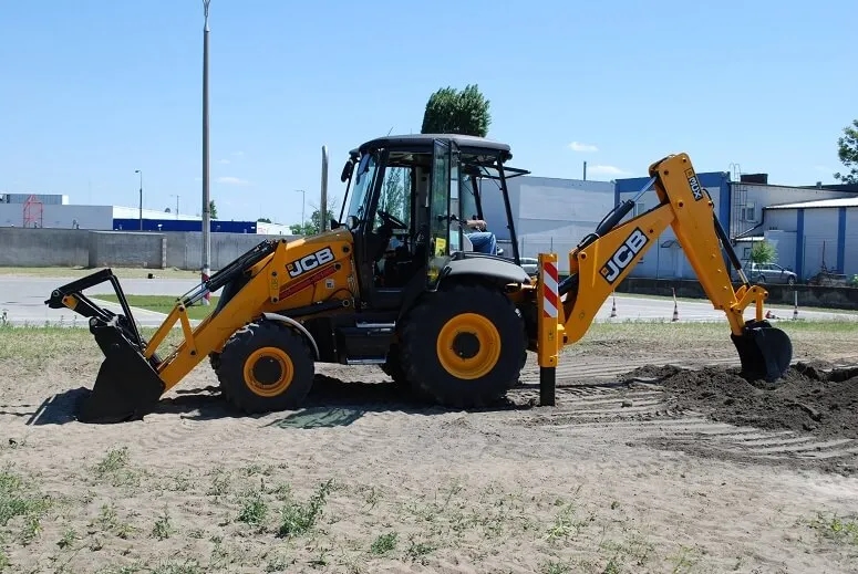 Jakie prawo jazdy na koparko ładowarkę? Ważne informacje i wymagania