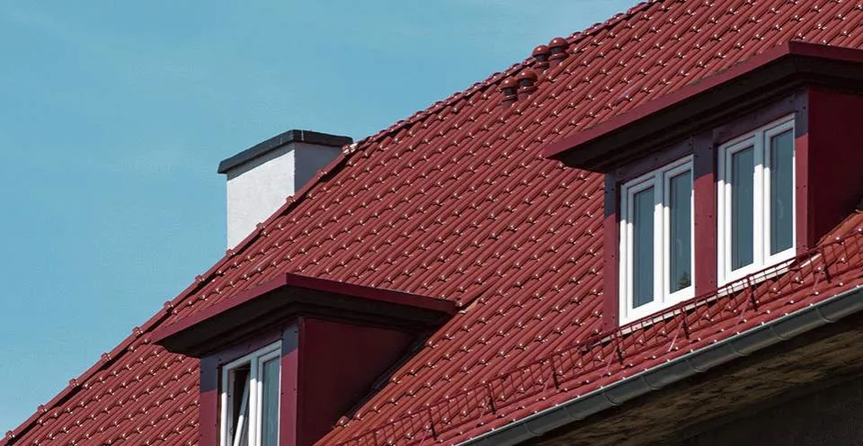 Kto wyrabia płytki dla dekarza? Sprawdź najlepszych producentów dachówek