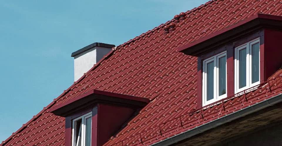 Kto wyrabia płytki dla dekarza? Sprawdź najlepszych producentów dachówek