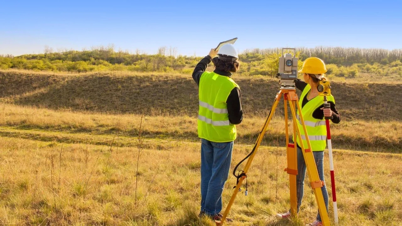Kto to jest geodeta? Poznaj jego kluczowe zadania i kwalifikacje