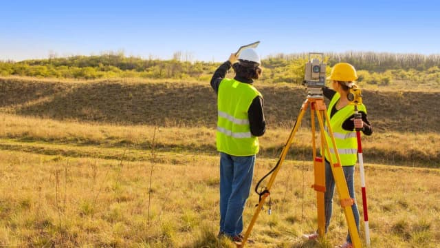 Kto to jest geodeta? Poznaj jego kluczowe zadania i kwalifikacje