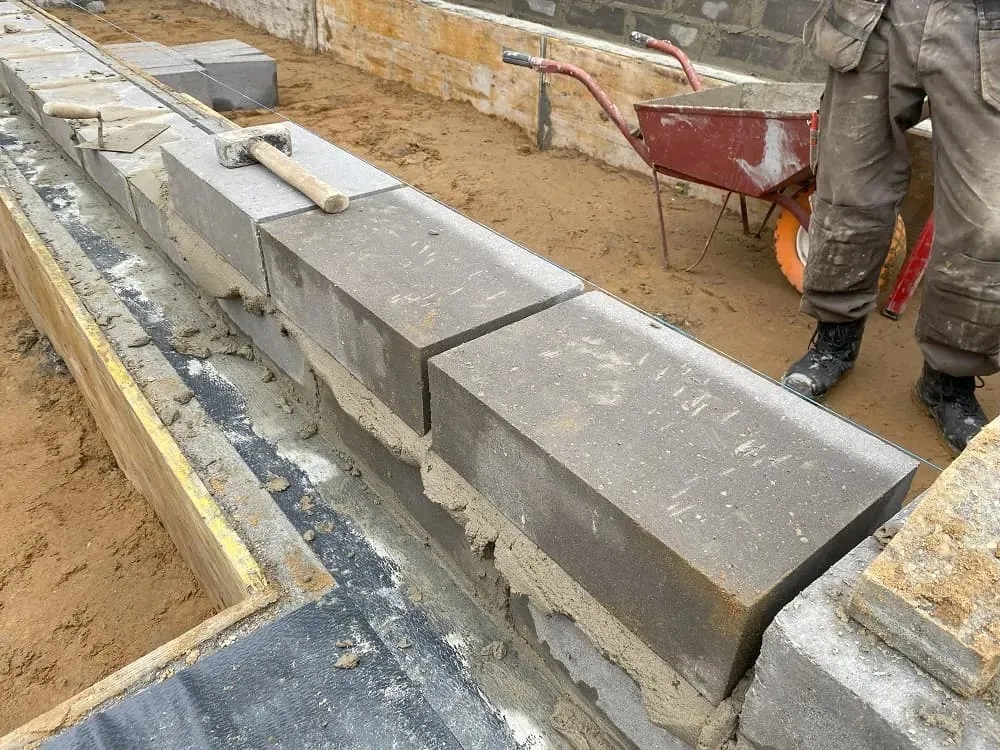 Jakie bloczki na fundament wybrać, aby uniknąć kosztownych błędów?