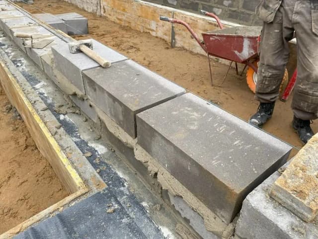 Jakie bloczki na fundament wybrać, aby uniknąć kosztownych błędów?