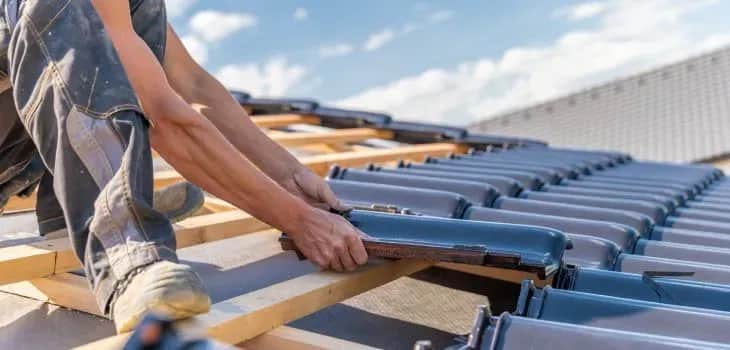 Ile zarabia dekarz w Polsce? Zaskakujące różnice w wynagrodzeniach