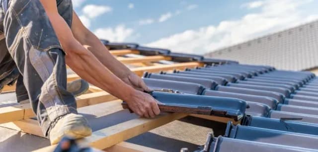 Ile zarabia dekarz w Polsce? Zaskakujące różnice w wynagrodzeniach