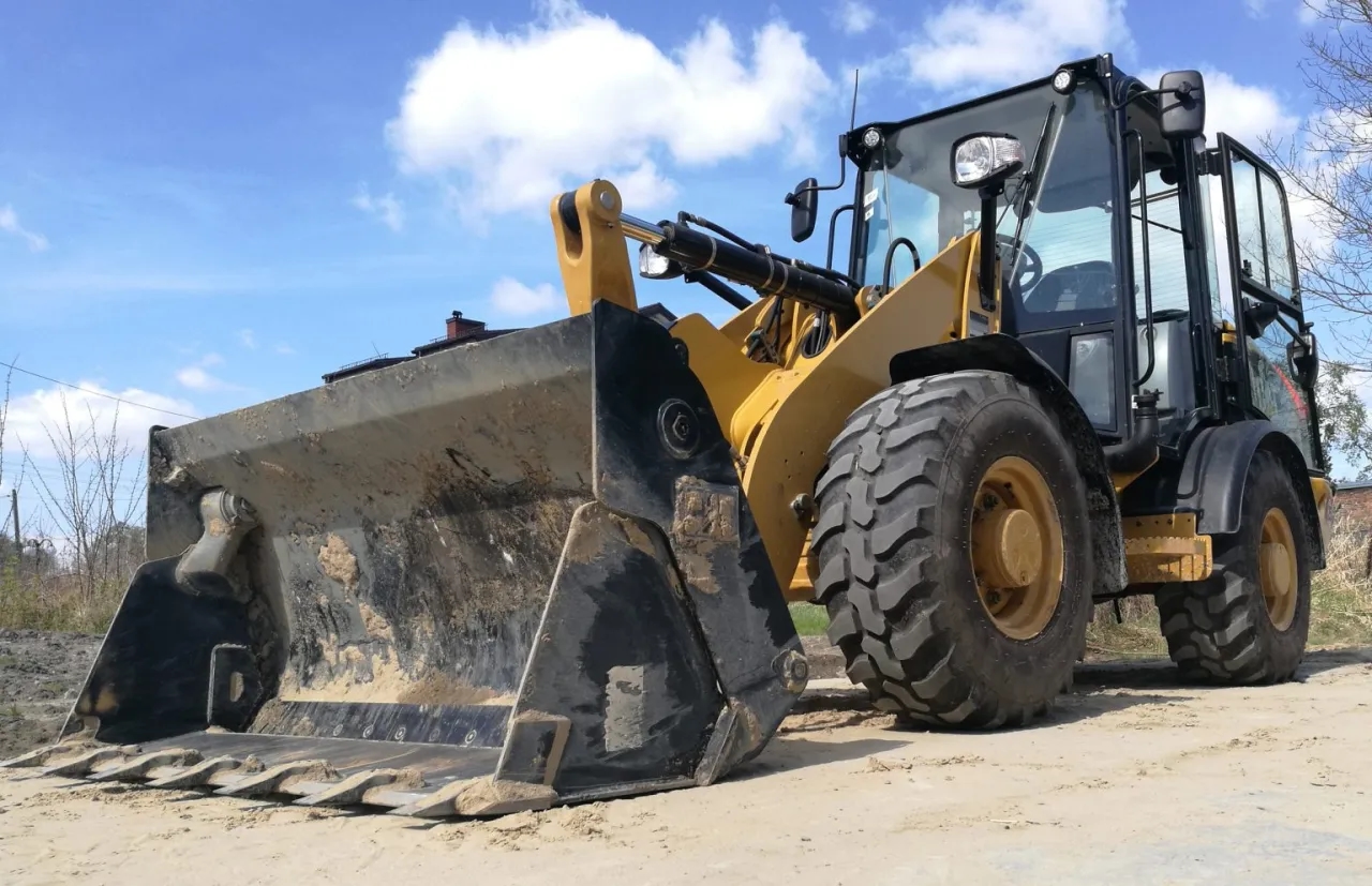 Ile zarabia operator koparki w Norwegii? Zaskakujące stawki i warunki pracy