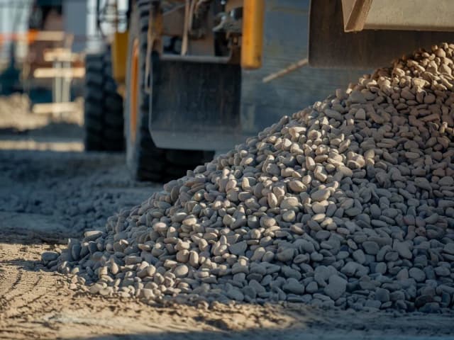 Ile kosztuje kubik żwiru? Sprawdź ceny i oszczędź na zakupie
