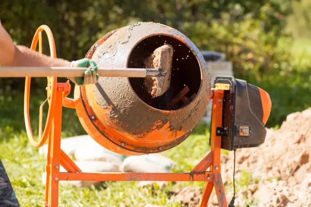 Jak wyczyścić betoniarkę i uniknąć kosztownych uszkodzeń