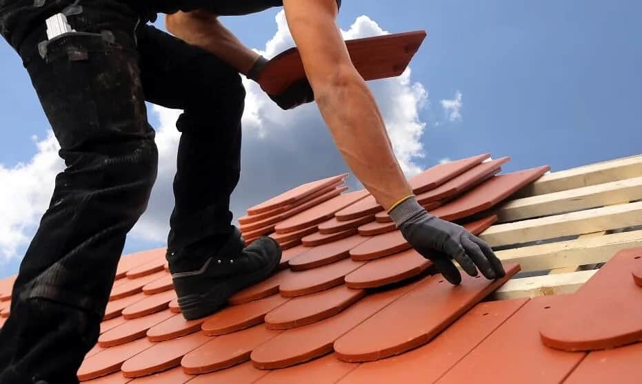 Czym jest dekarz i jakie ma kluczowe zadania w budownictwie?